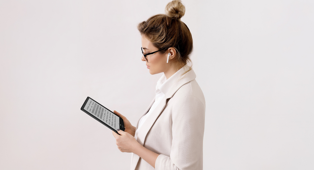 girl reading on inkBOOK